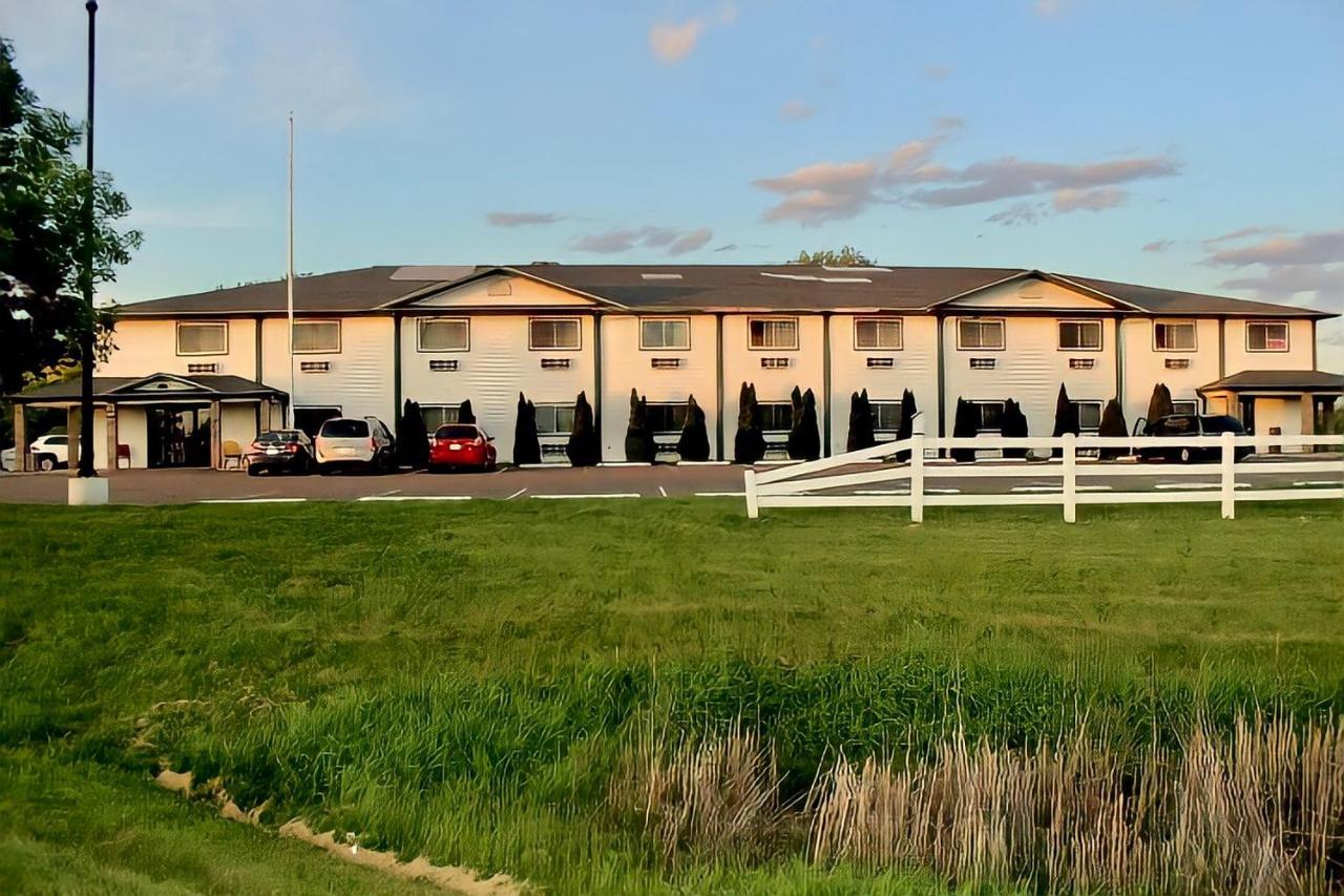 Amerivu Inn And Suites Stanley Exterior foto